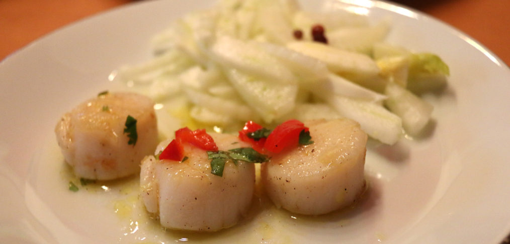 Noix de Saint-Jacques grillées à la vinaigrette d’agrumes et au fenouil