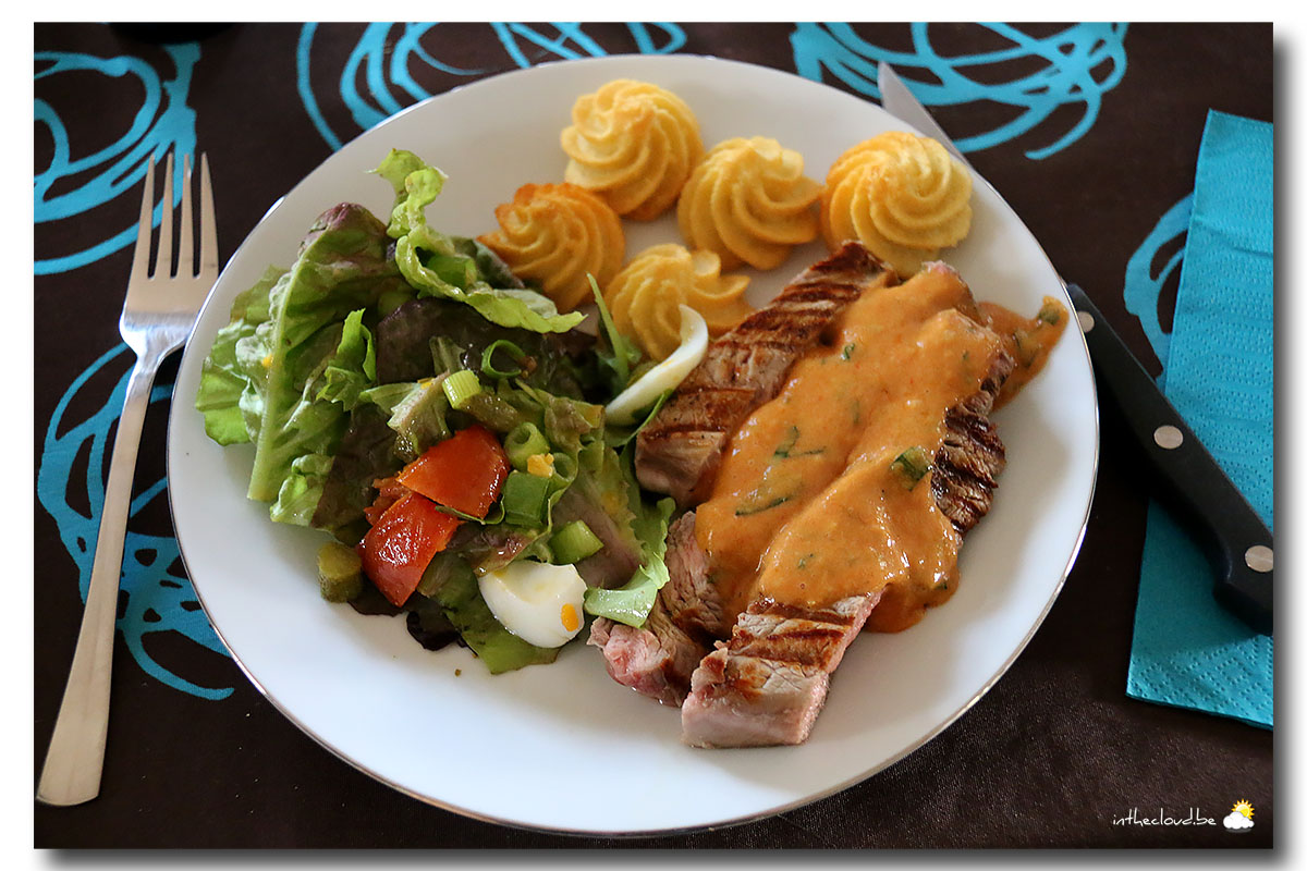 Entrecôte sauce choron salade maison à la vinaigrette du Stwerdu La