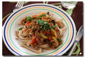 Pâtes au bœuf et aux légumes d'été