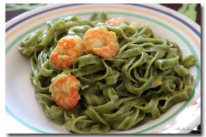 Tagliatelles vertes aux curry et aux scampis