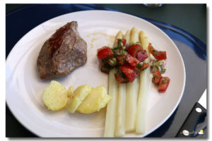 Steak et asperges à la salsa de tomates