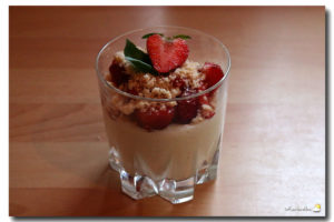 Panna cotta basilic et fraise en crumble