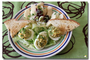 Œufs farcis à la cressonnette et salade à la poire