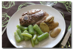 Tranche de gigot d'agneau et ses laitues asperges