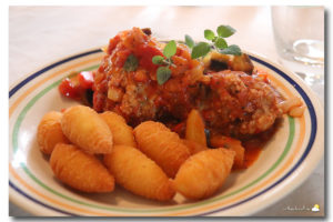 Boulettes en sauce tomate à l'aubergine et aux poivrons