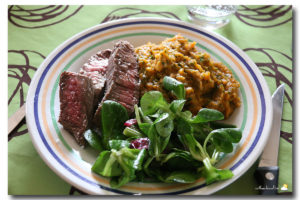 Steak, salade de blé et purée de patates douces