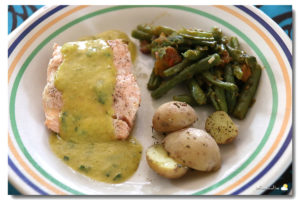 Pavé de saumon à l'unilatéral, sauce béarnaise, haricots tomatés & pommes grenailles