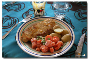 Escalope panée, pois carottes & pommes grenailles