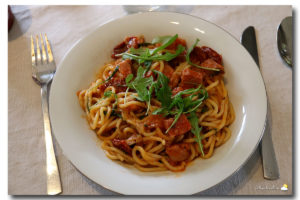 Pâtes fraîches au jambon, tomates Roma & roquette