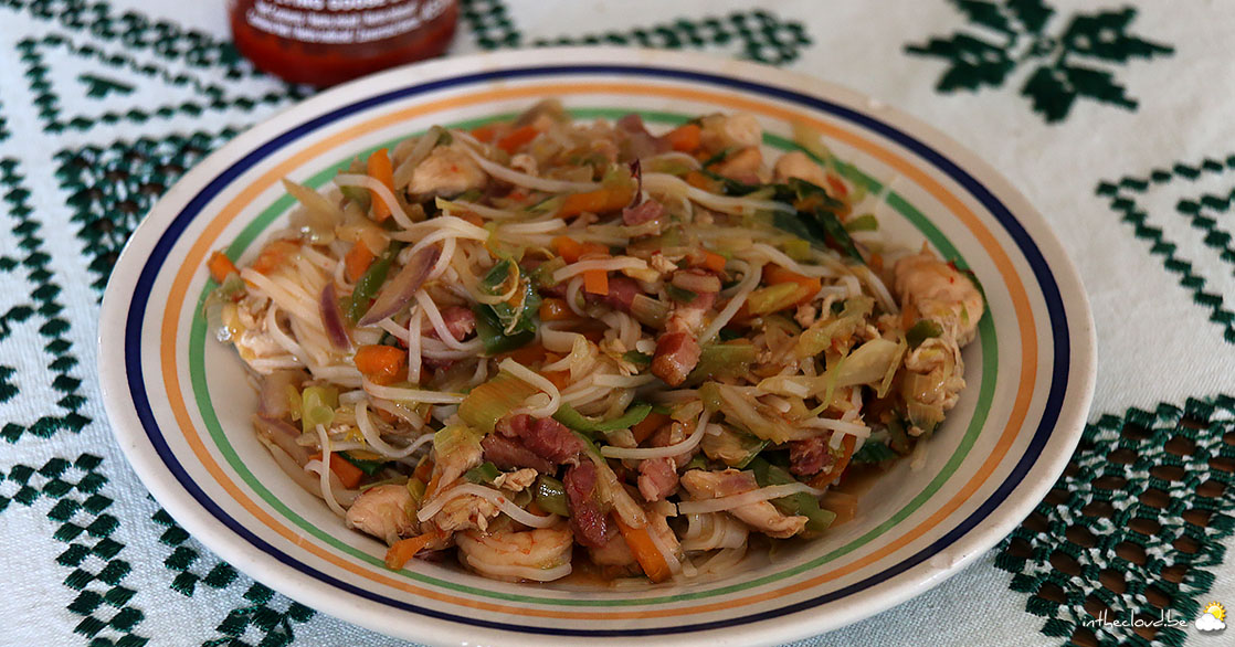 Nouilles sautées aux légumes, poulet & scampis - La cuisine d'Olivier