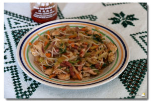 Nouilles sautées aux légumes, poulet & scampis