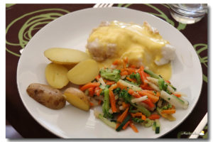 Dos de cabillaud, sauce hollandaise, émincé de légumes et pommes grenailles