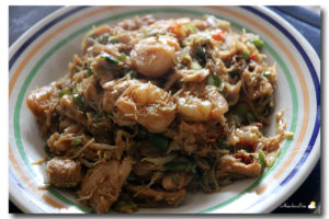 Vermicelle de riz sauté aux légumes, poulet & scampis