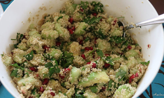 Salade au quinoa, avocat, concombre, feta et grenade