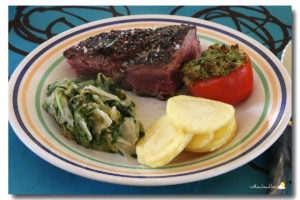 Côte de bœuf grillée, scarole à la crème, tomate au four & pommes chips