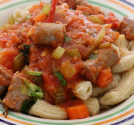 Pennes fraîches aux saucisses et sauce tomate