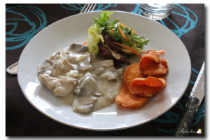 Poulet aux champignons et à la crème - chips de patates douces