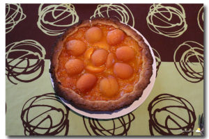 Tarte sablée noisette, compotée d'abricots et abricots 