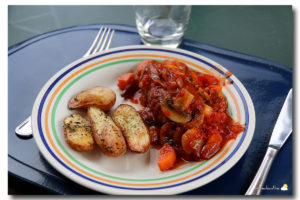 Oiseau sans tête à la sauce tomate et grenailles à la provençale