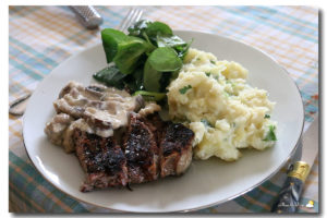 Contre-filet grillé, purée au céleri-rave et sauce aux champignons