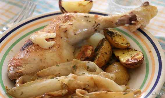 Cuisse de poulet au four, chicon braisé à l'estragon, pommes grenailles au four