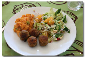 Falafels, purée de patates douces et salade de chou pointu fruitée