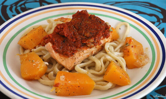 Saumon au pesto rouge et à la courge Butternut