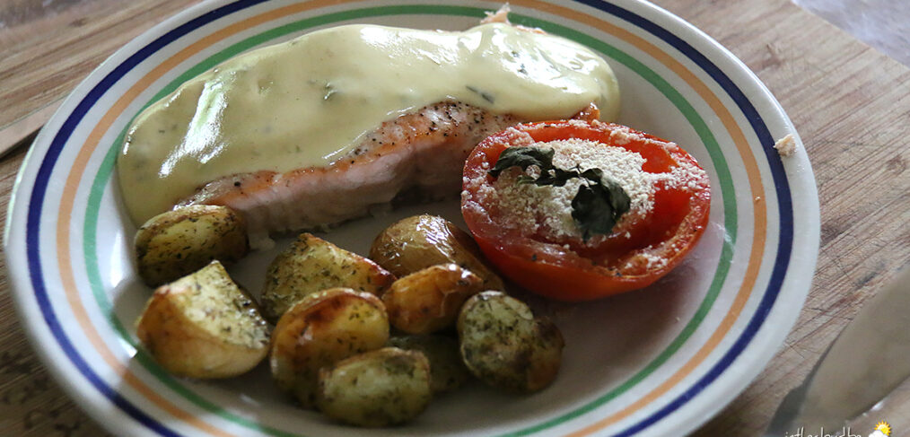 Pavé de saumon sauce béarnaise, tomate & grenailles au four