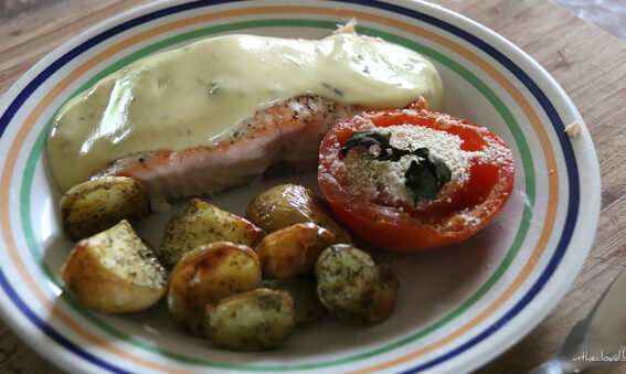 Pavé de saumon sauce béarnaise, tomate & grenailles au four