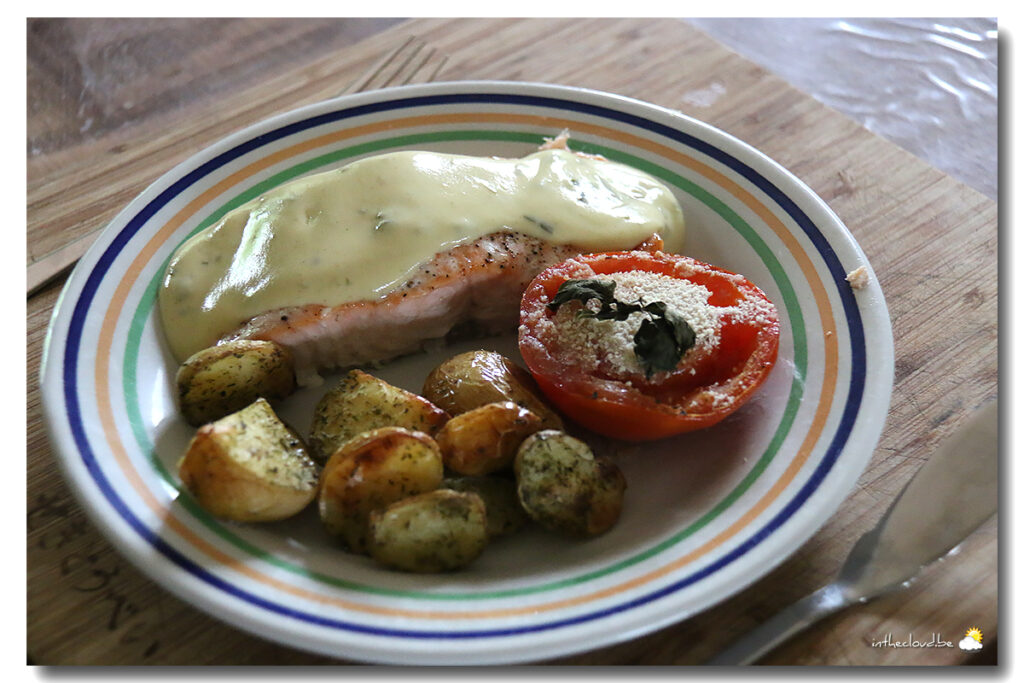 Pavé de saumon sauce béarnaise, tomate & grenailles au four La