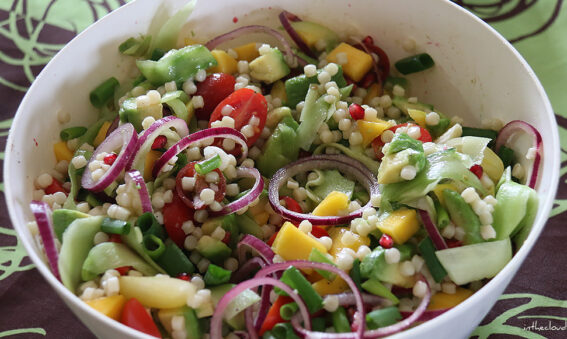 Salade de perles de couscous colorées