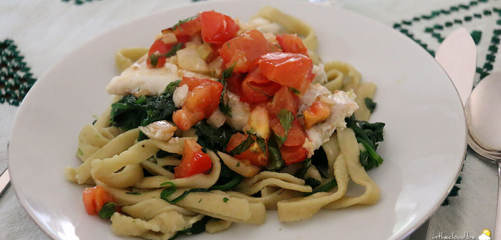 Filet de cabillaud à la tomate et tagliatelles aux épinards