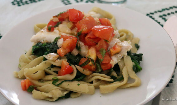 Filet de cabillaud à la tomate et tagliatelles aux épinards