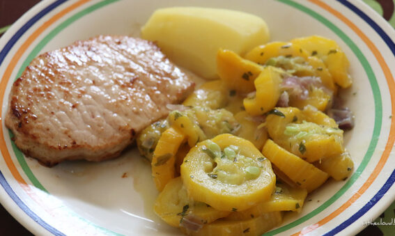 Mignonettes de porc, courgettes jaunes (du jardin) à l'ail