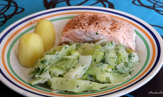 Saumon poêlé à l'unilatéral, poireaux & pomme de terre