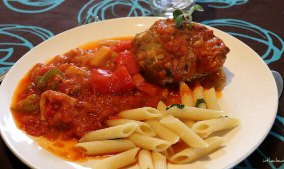 Boulettes en sauce tomate à l'aubergine et aux poivrons, Penne Rigate