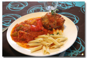 Boulettes en sauce tomate à l'aubergine et aux poivrons, Penne Rigate