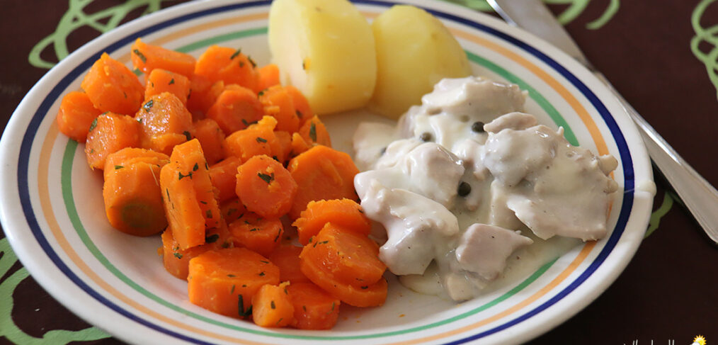 Poulet sauce au poivre vert, carottes à l'estragon, PDT