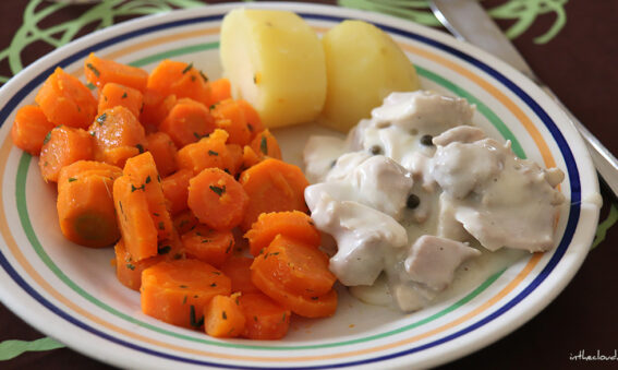 Poulet sauce au poivre vert, carottes à l'estragon, PDT