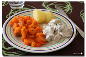 Poulet sauce au poivre vert, carottes à l'estragon, PDT