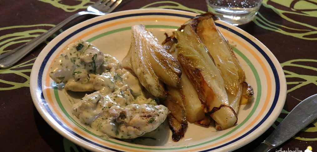 Poulet à l'estragon, chicons braisés