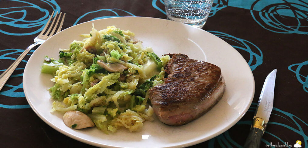 Entrecôte, chou vert aux champignons