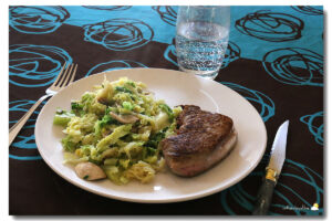 Entrecôte, chou vert aux champignons