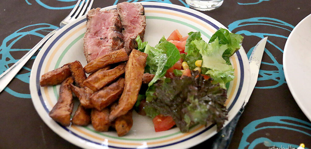 Contre-filet avec des frites de patates douces