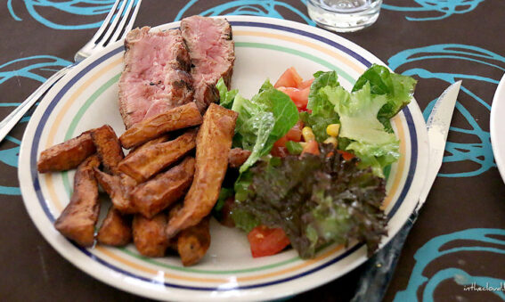 Contre-filet avec des frites de patates douces