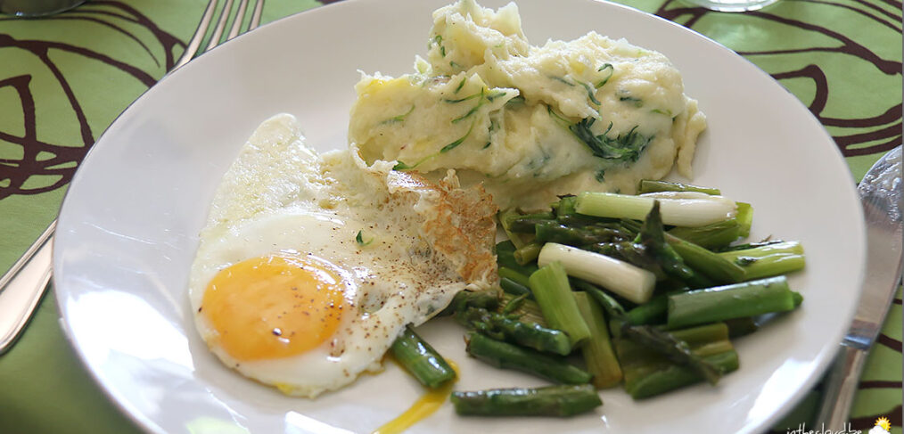 Purée à la cressonnette, asperges vertes et œuf au plat