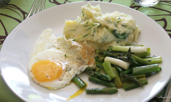 Purée à la cressonnette, asperges vertes et œuf au plat