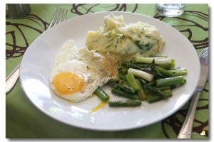 Purée à la cressonnette, asperges vertes et œuf au plat