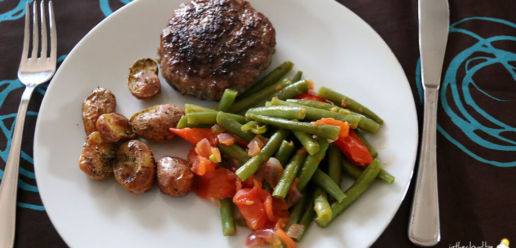 Hamburger, haricots tomatés et pommes de terre grenaille au four