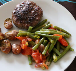 Hamburger, haricots tomatés et pommes de terre grenaille au four